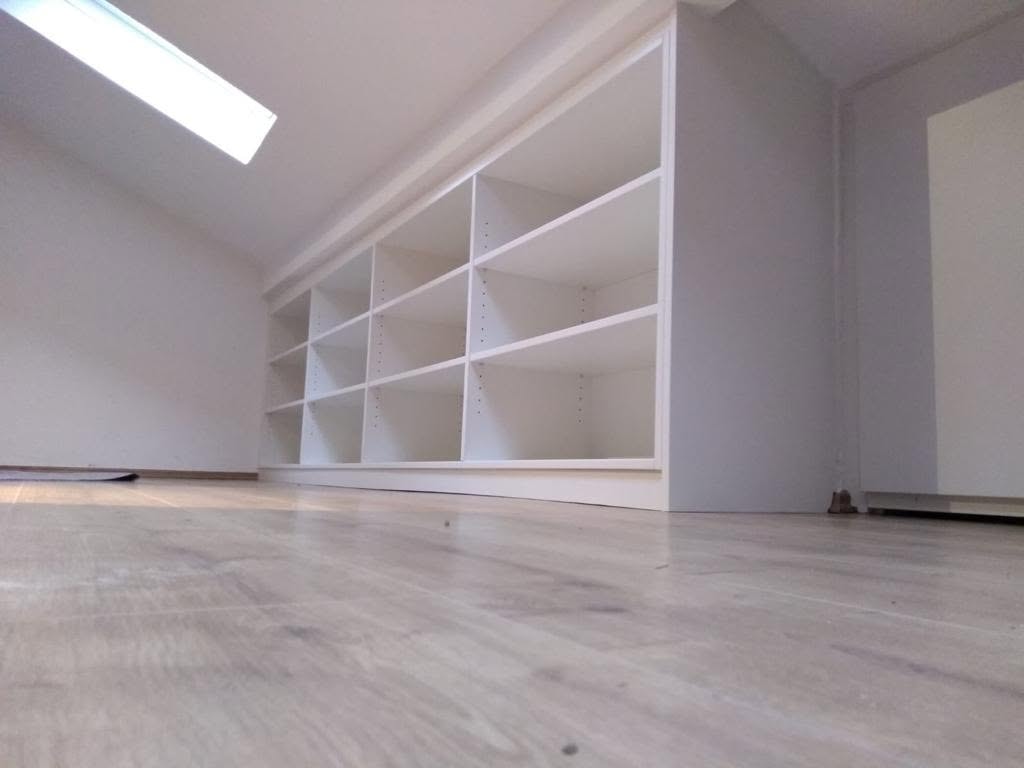 Maßgefertigte offene Regalwand in einem ausgebauten Dachraum